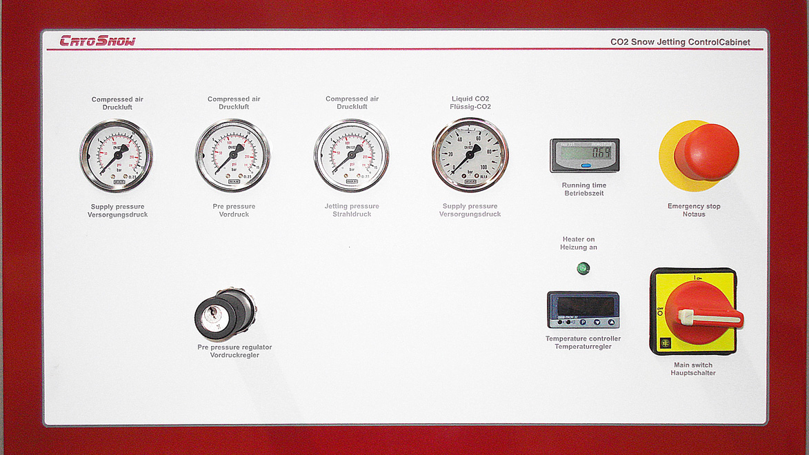 控制面板可同时控制 4 个部分，包括压缩空气加热